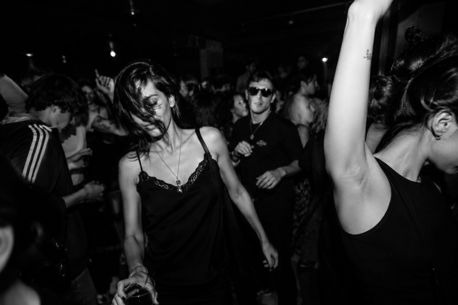 Schwarzweisses Partyfoto aus einem ungestellt Event