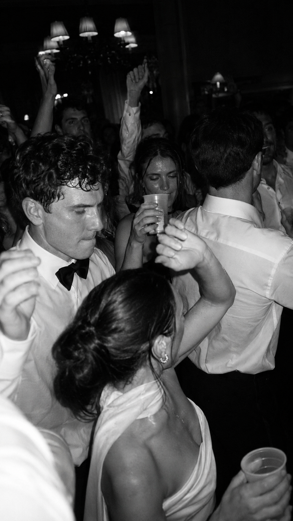 Schwarzweisser Hochzeitsmoment im Live-Feed